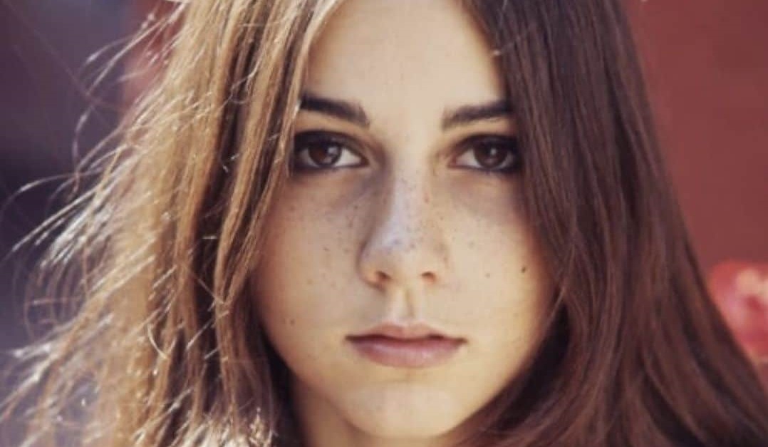 L’avete riconosciuta? È una figlia d’arte, ha conosciuto la felicità ma una tragedia le ha spezzato il cuore e ha cambiato il suo destino