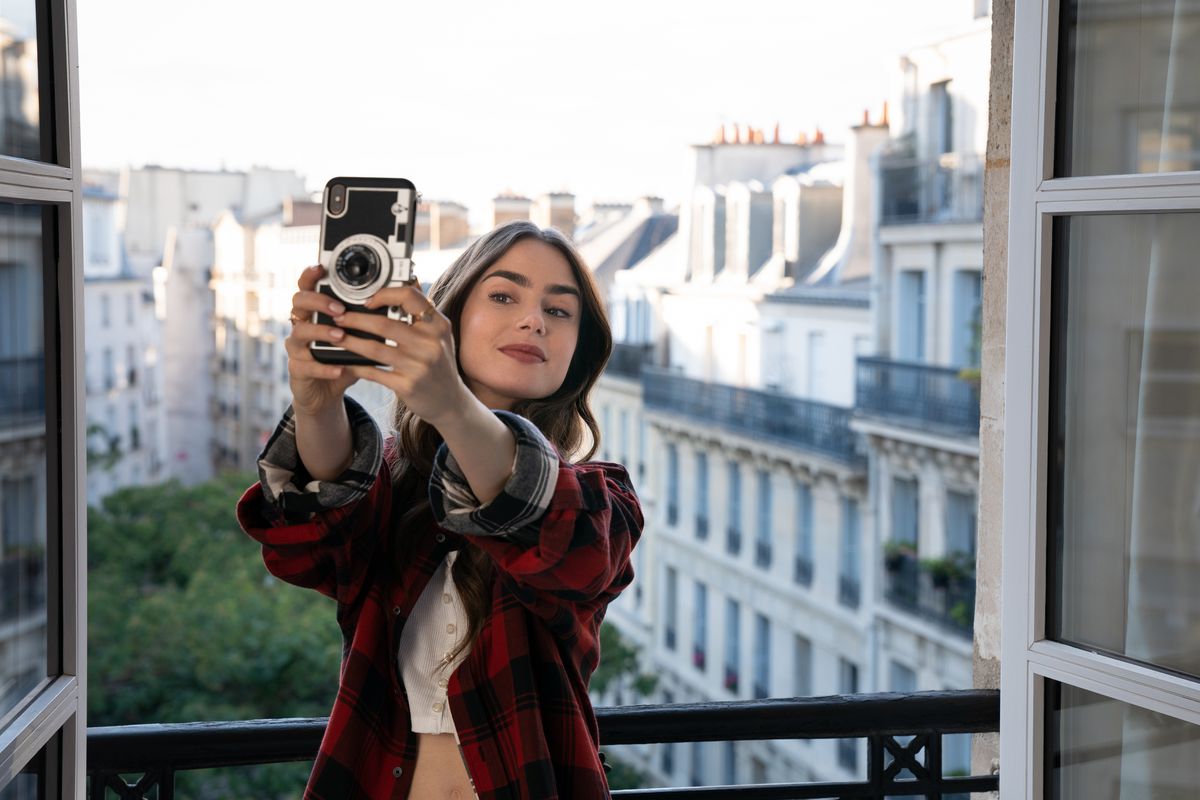 Emily in Paris 2: il trailer promette una nuova stagione ricca di moda e… sesso!
