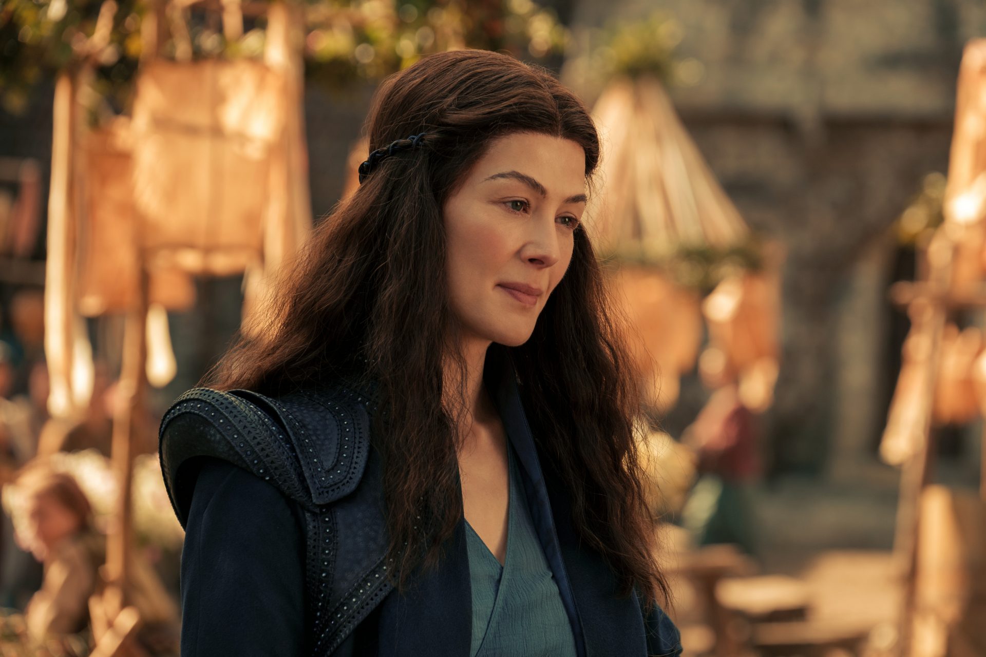 La Ruota del Tempo 3 è ufficiale: Prime Video rinnova la serie fantasy con Rosamund Pike