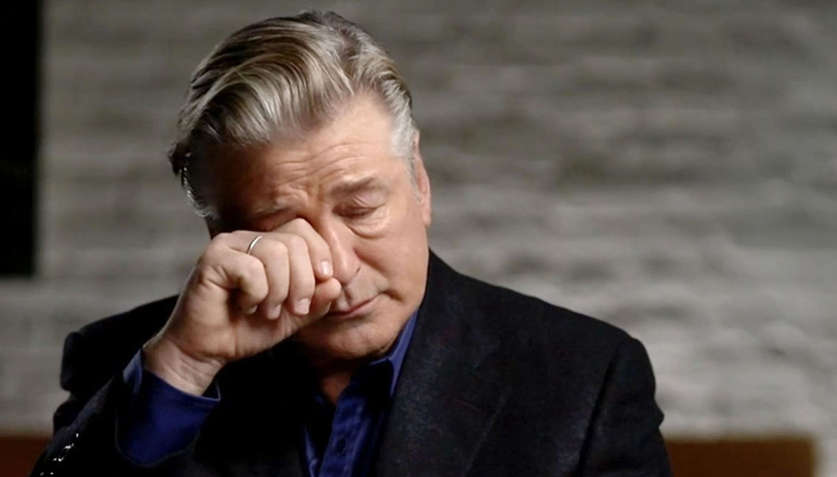Alec Baldwin e la tragedia sul set di Rust: “Sogno quel giorno ogni notte. Non me ne frega più nulla della mia carriera”