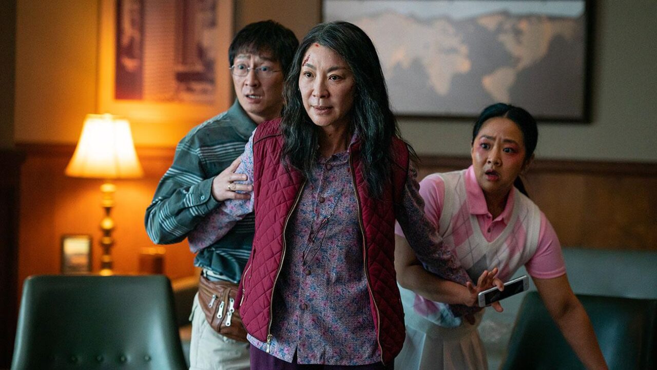 Everything Everywhere All At Once:  nel trailer Michelle Yeoh entrà in un bizzarro multiverso