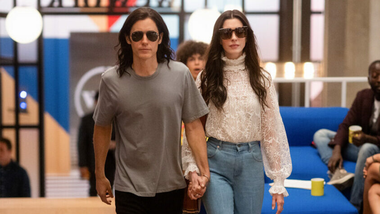 WeCrashed – Jared Leto e Anne Hathaway nella prima foto ufficiale della serie Apple