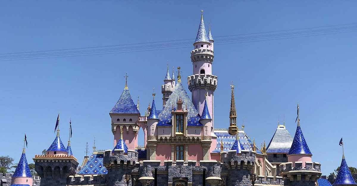 Disneyland: una ragazza si permette di “palpeggiare” il Gaston del parco e la reazione dell’attore è esemplare [VIDEO]