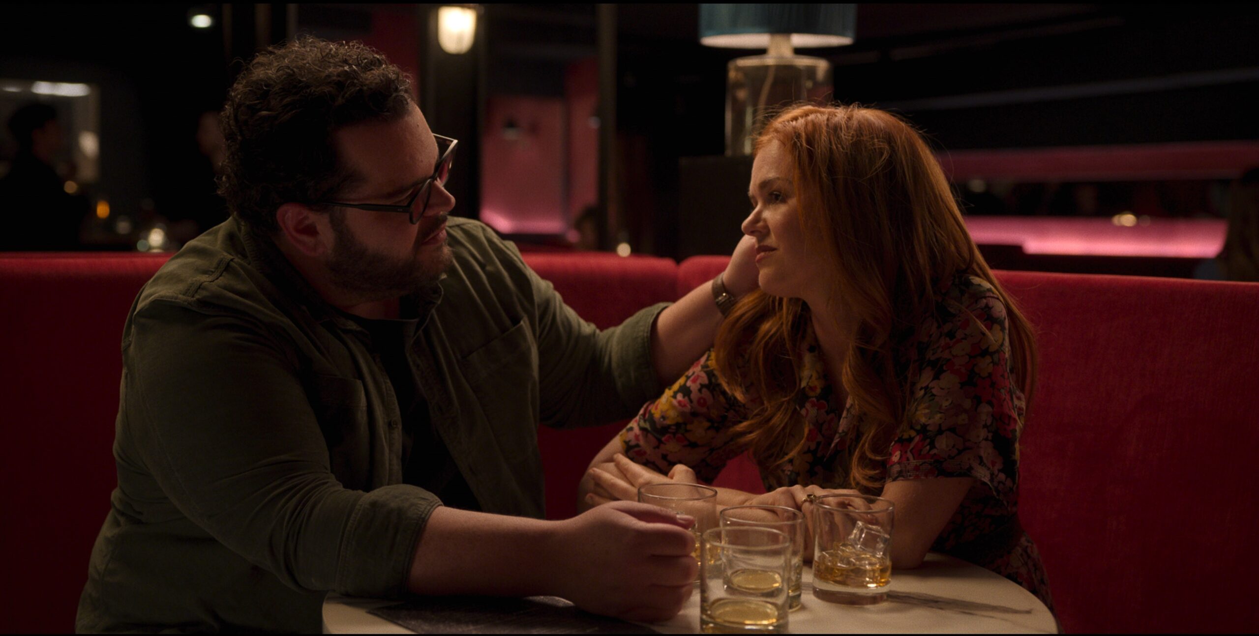 Wolf Like Me: Isla Fisher e Josh Gad nelle prime immagini della serie Amazon