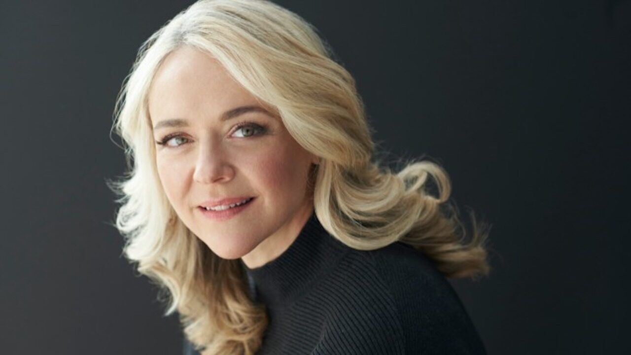 Rachel Bay Jones sorridente