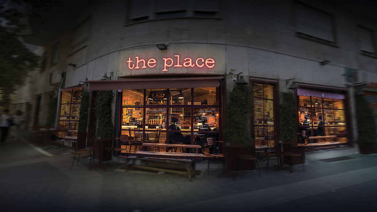 The Place: a cosa è ispirato il film di Paolo Genovese? Tutti gli elementi in comune con The Booth at the End