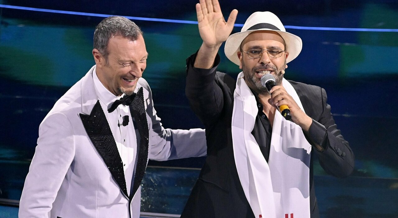 Sanremo 2022, Amadeus difende Checco Zalone: “Condivido tutto, anche le virgole”