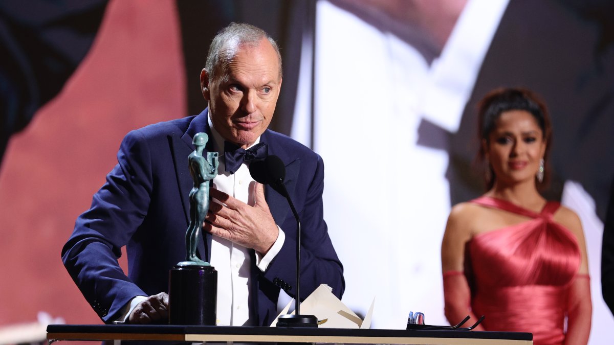 Michael Keaton e il suo ritardo sul palco dei SAG: “Scusate, ero in bagno”