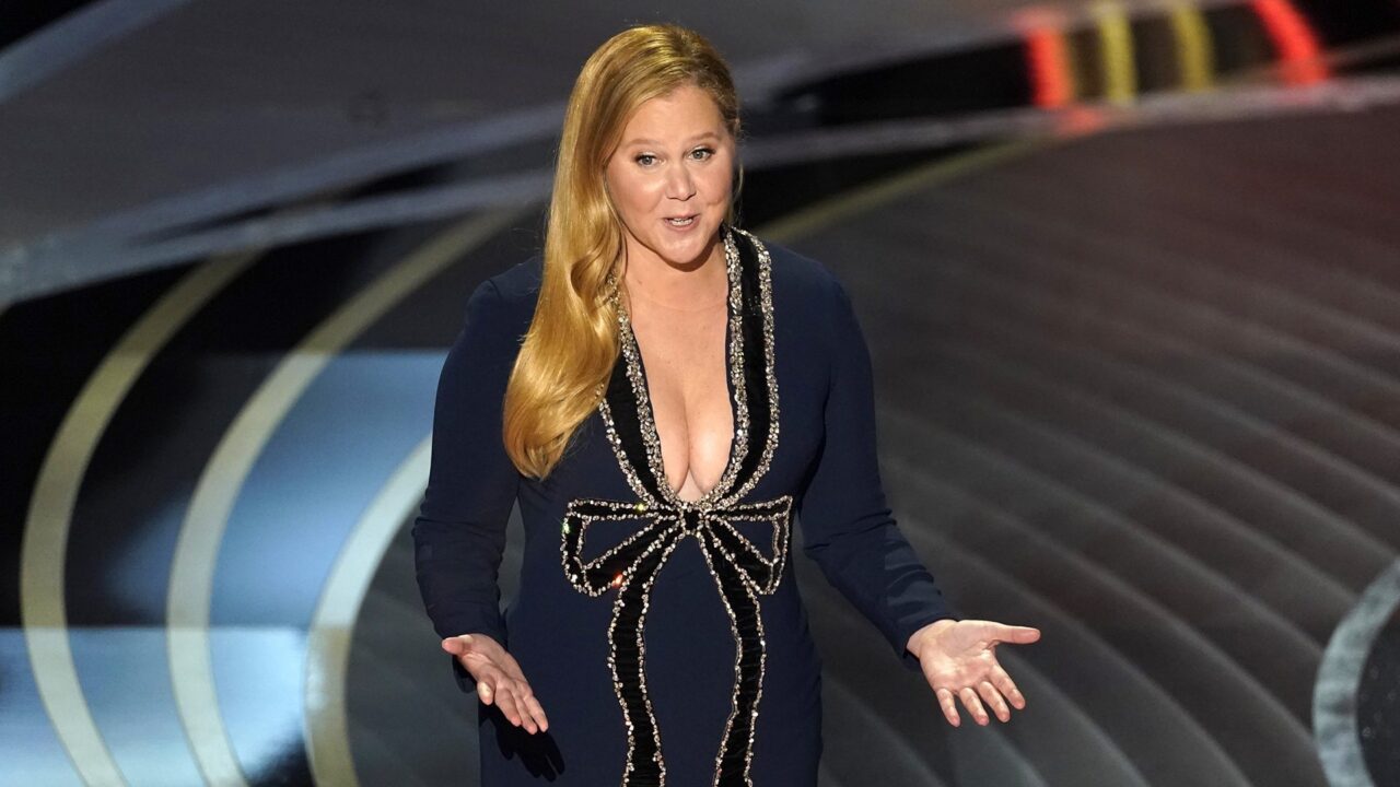 Amy Schumer rivela la battuta su Alec Baldwin “censurata” dal suo discorso agli Oscar