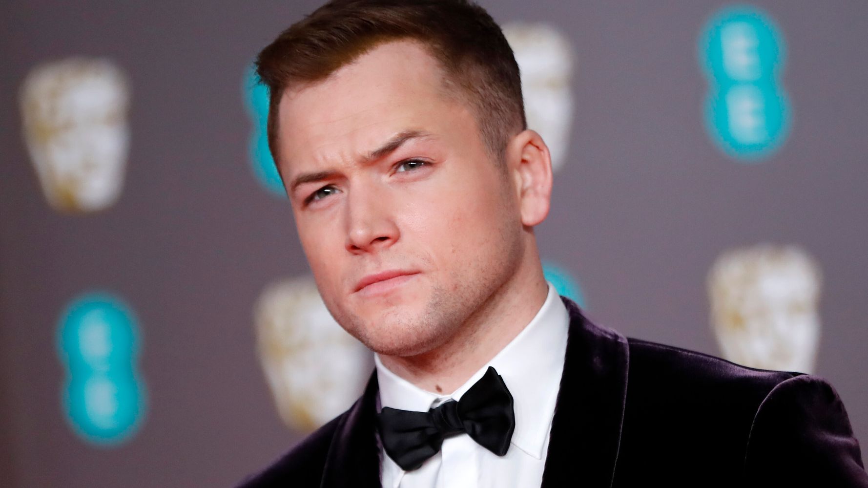 Taron Egerton: malore durante la prima teatrale di Cock. Lui rassicura i fan: “Sto bene”