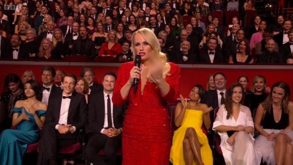 BAFTA 2022, Rebel Wilson e quel dito medio a Putin che ha fatto impazzire la folla