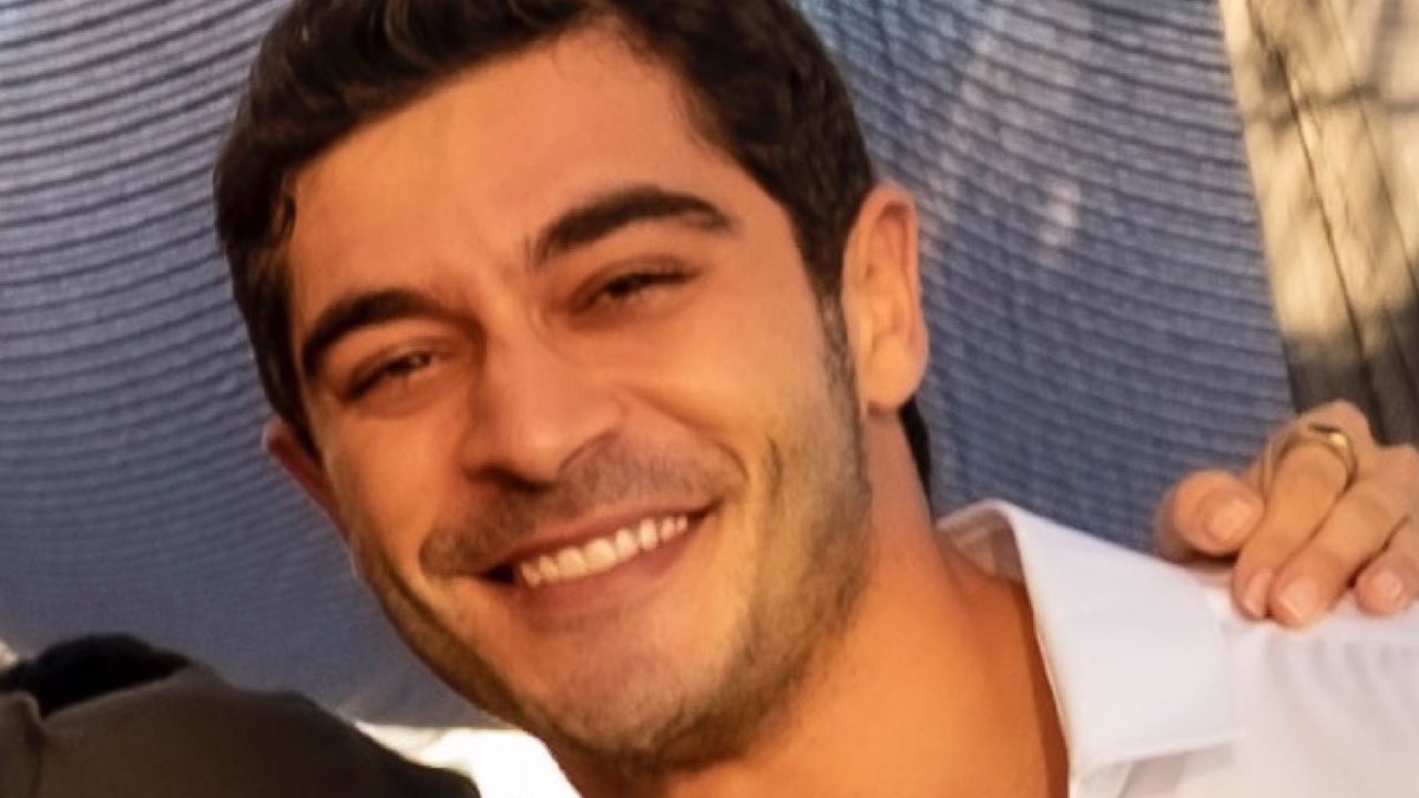 Burak Deniz che sorride