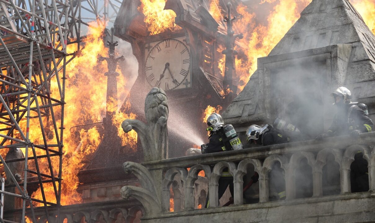 Notre-Dame in fiamme: recensione del film di Jean-Jacques Annaud