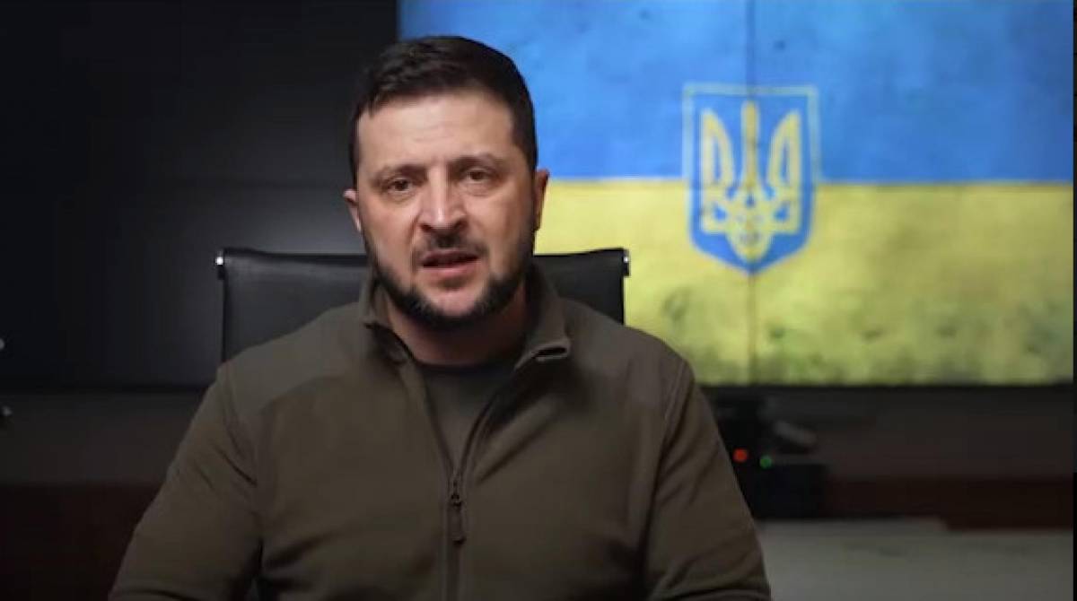 Grammy, intervento a sorpresa di Zelensky: “Riempite il silenzio della morte con la musica”