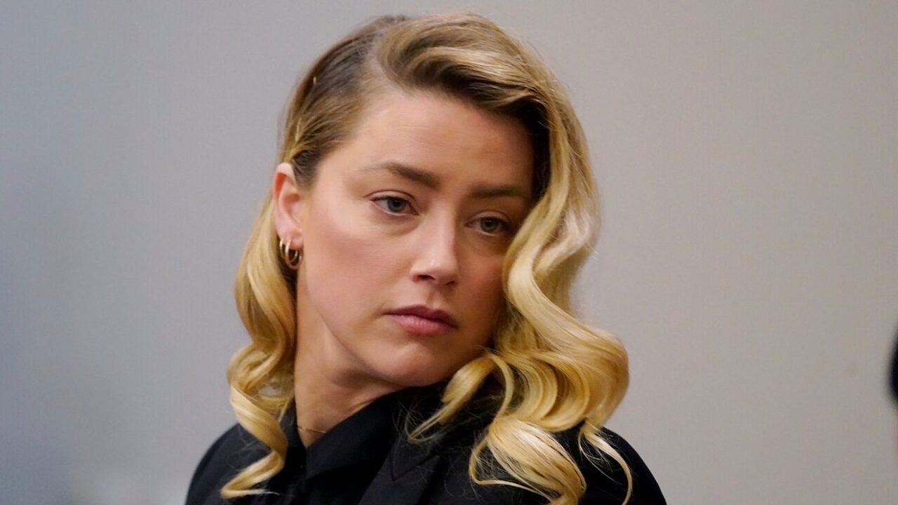 Amber Heard testimonia contro Johnny Depp: “Ha provato ad uccidermi”