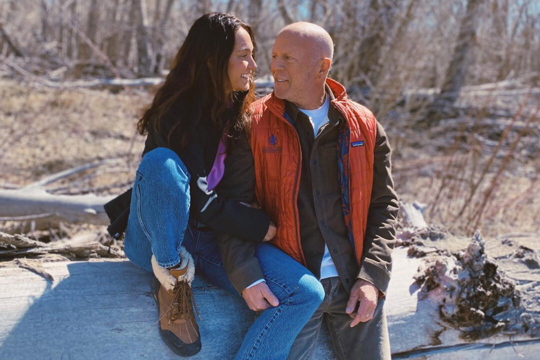 Bruce Willis e la tenera foto della moglie, una settimana dopo l’annuncio della malattia