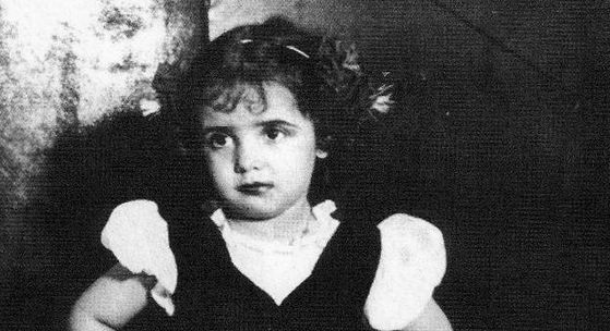 L’avete riconosciuta? È passata dal ruolo di attrice a quello di First Lady e la sua morte prematura ha gettato un Paese nello sconforto