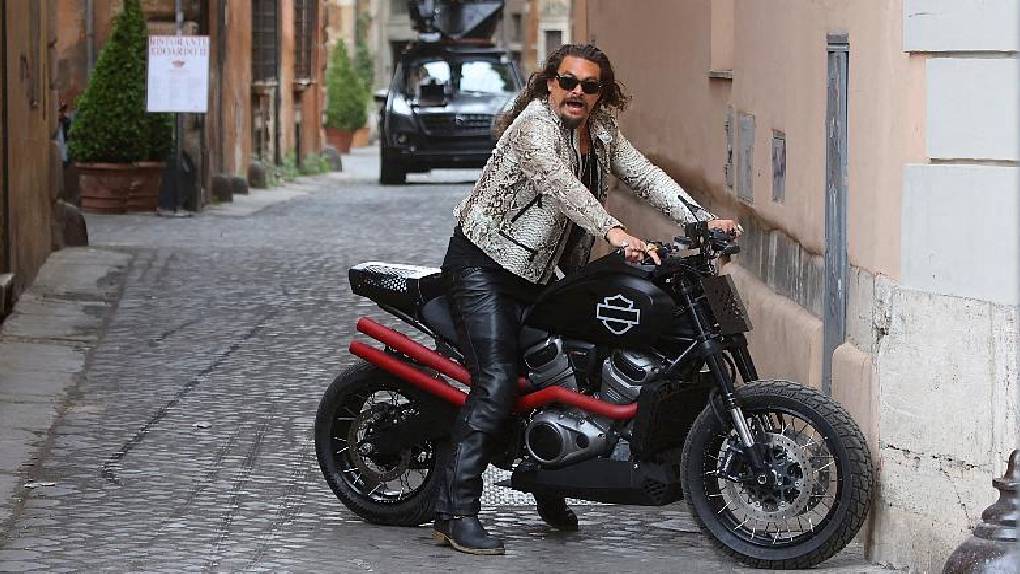 Fast & Furious 10: le foto delle riprese a Roma. Guardate Jason Momoa come sfreccia sulla moto!