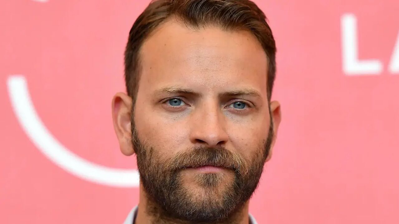 Cannes 2022: avete visto Alessandro Borghi sul red carpet? Il suo look lo rende quasi irriconoscibile! [FOTO]