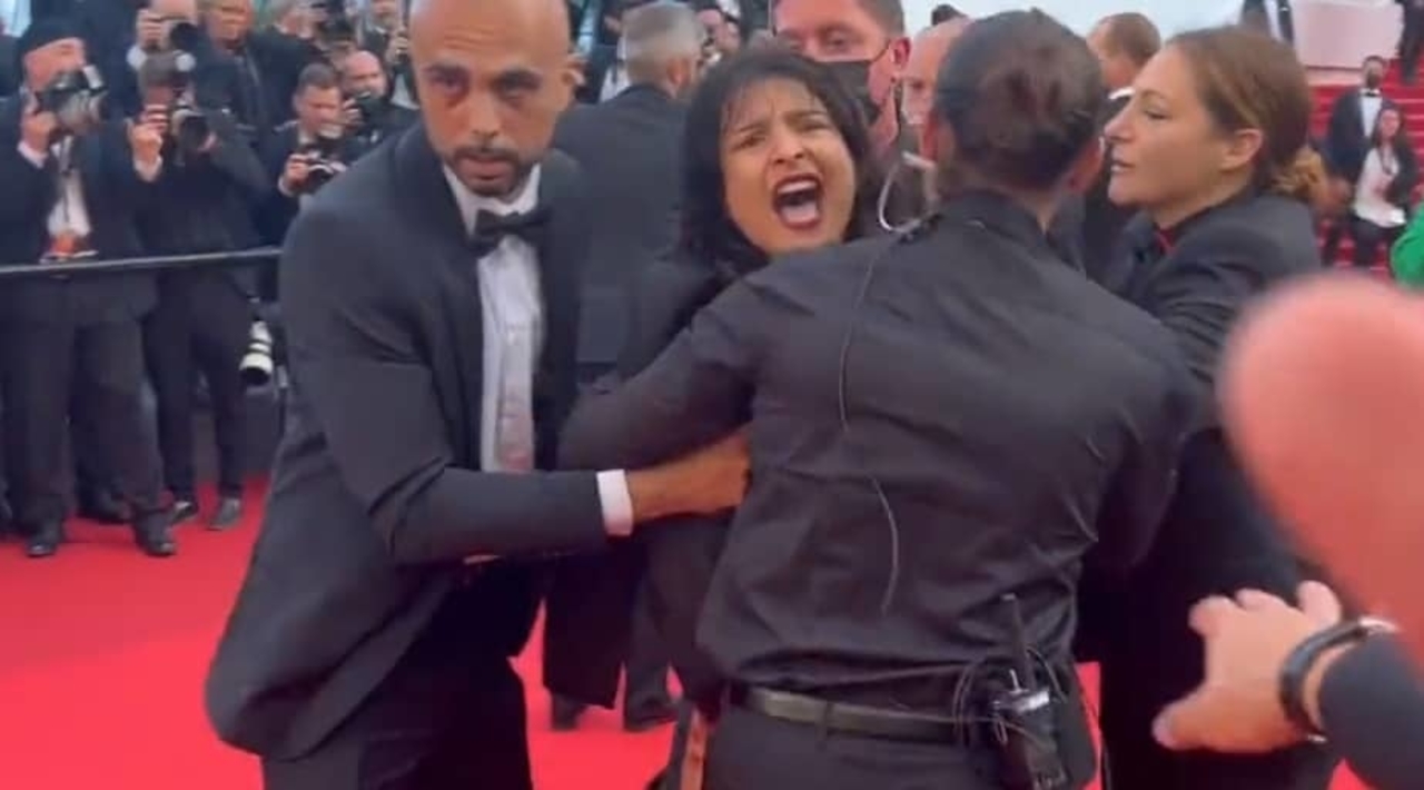 Cannes 2022, manifestante in topless invade il red carpet [FOTO E VIDEO]