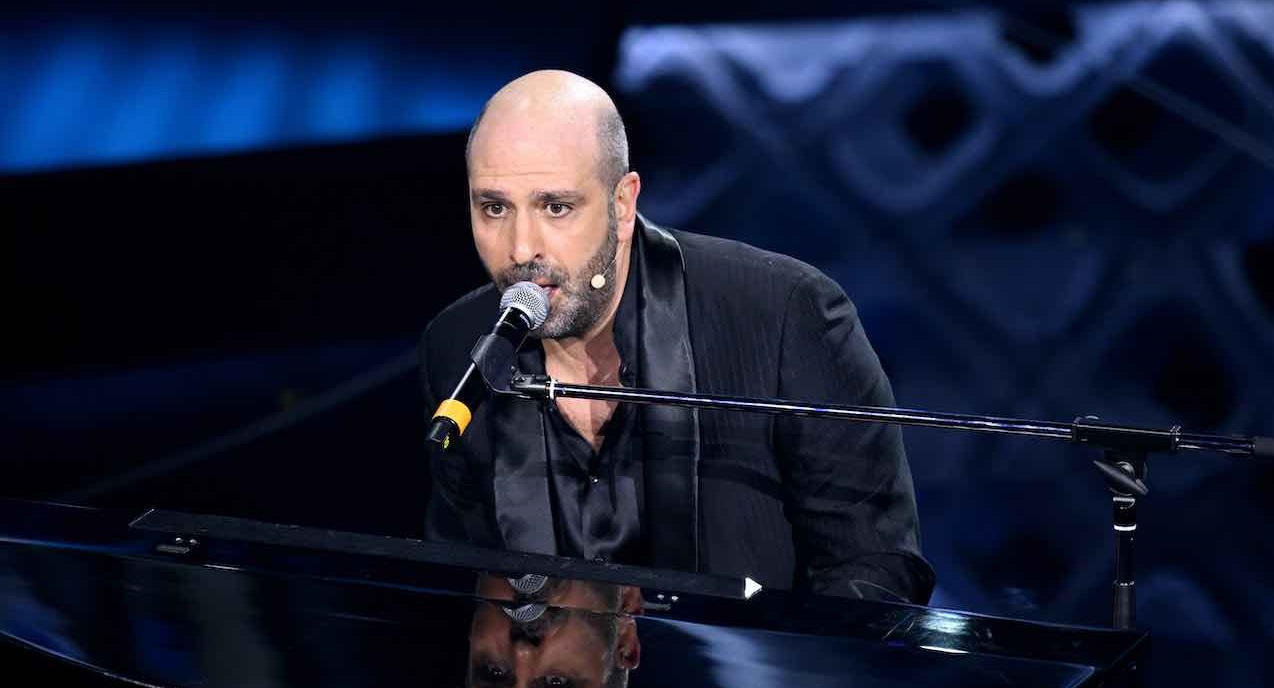 Checco Zalone, satira sulla guerra in Ucraina con la sua nuova hit Sulla barca dell’oligarca [VIDEO]