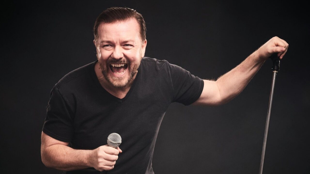 Ricky Gervais torna su Netflix e riaccende le polemiche: le battute sulle persone trans che hanno fatto infuriare il pubblico