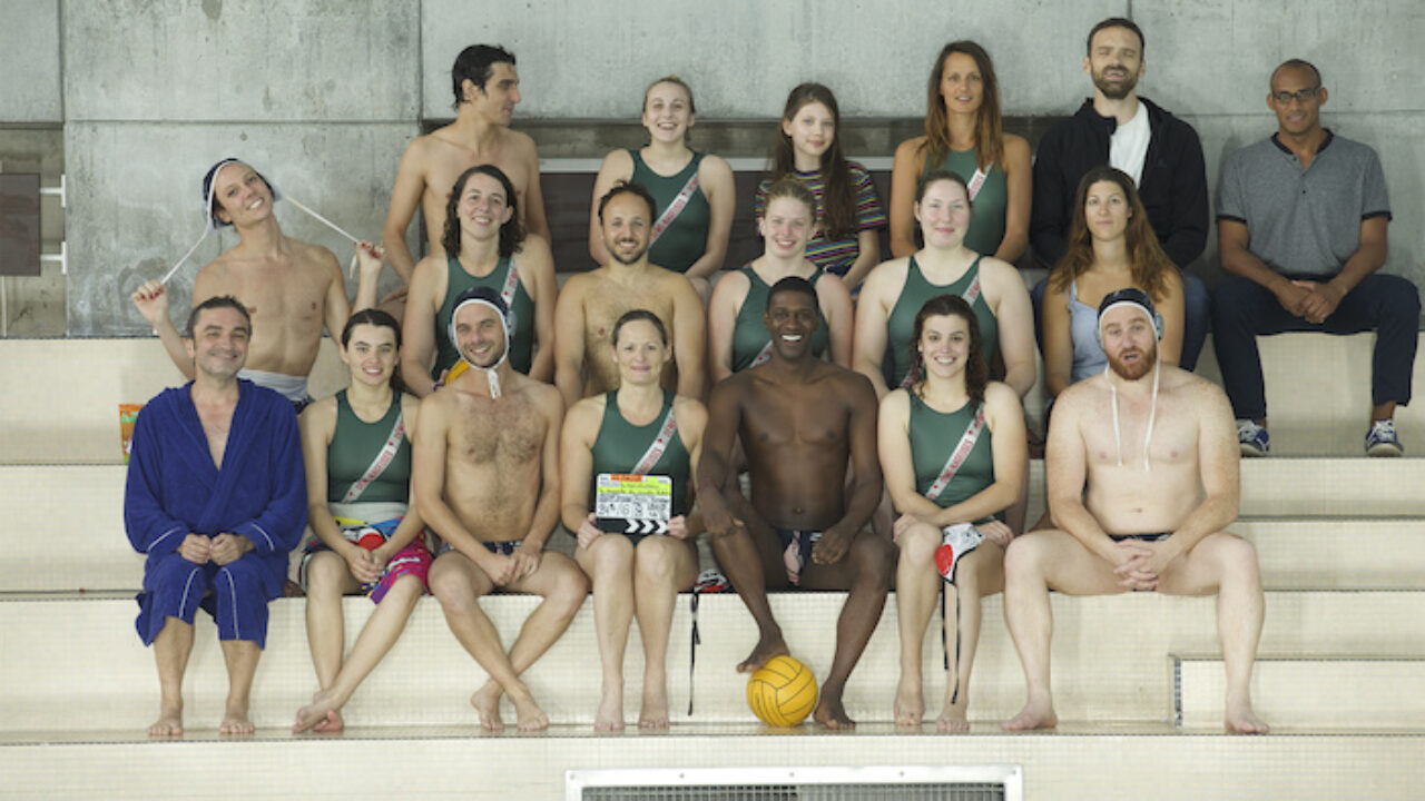 Gamberetti per tutti: la storia vera del film sulla squadra di pallanuoto gay Crevettes Pailletées