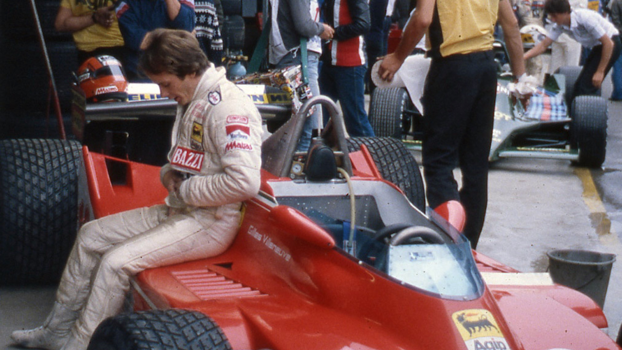 Gilles Villeneuve seduto sulla monoposto
