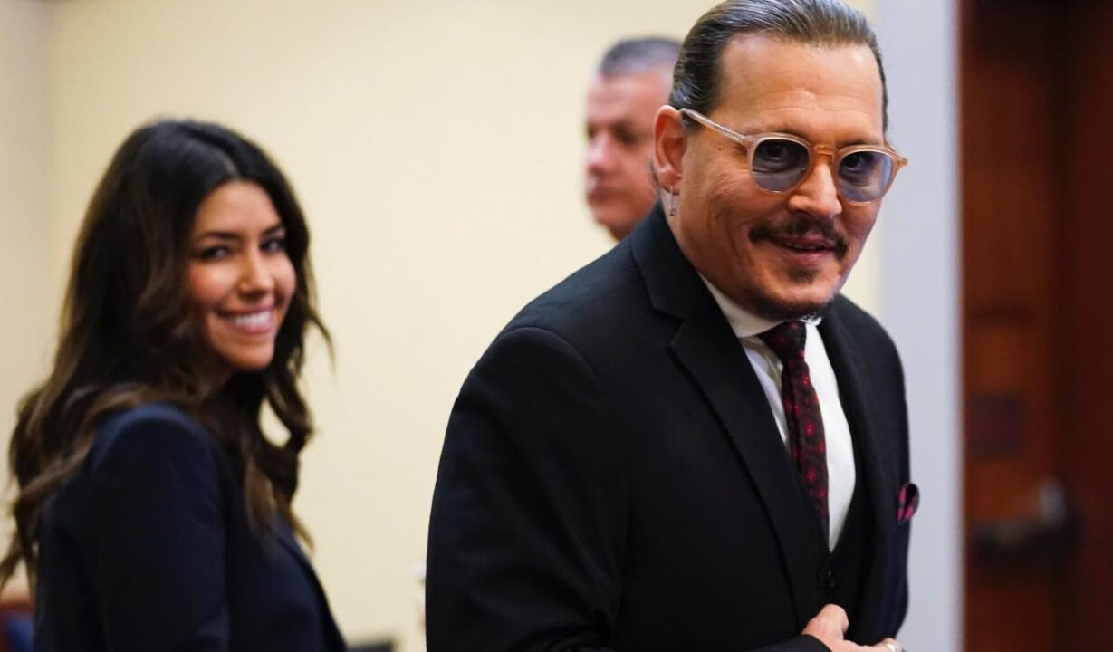 Johnny Depp: donna interrompe il processo urlando “questo bambino è tuo”