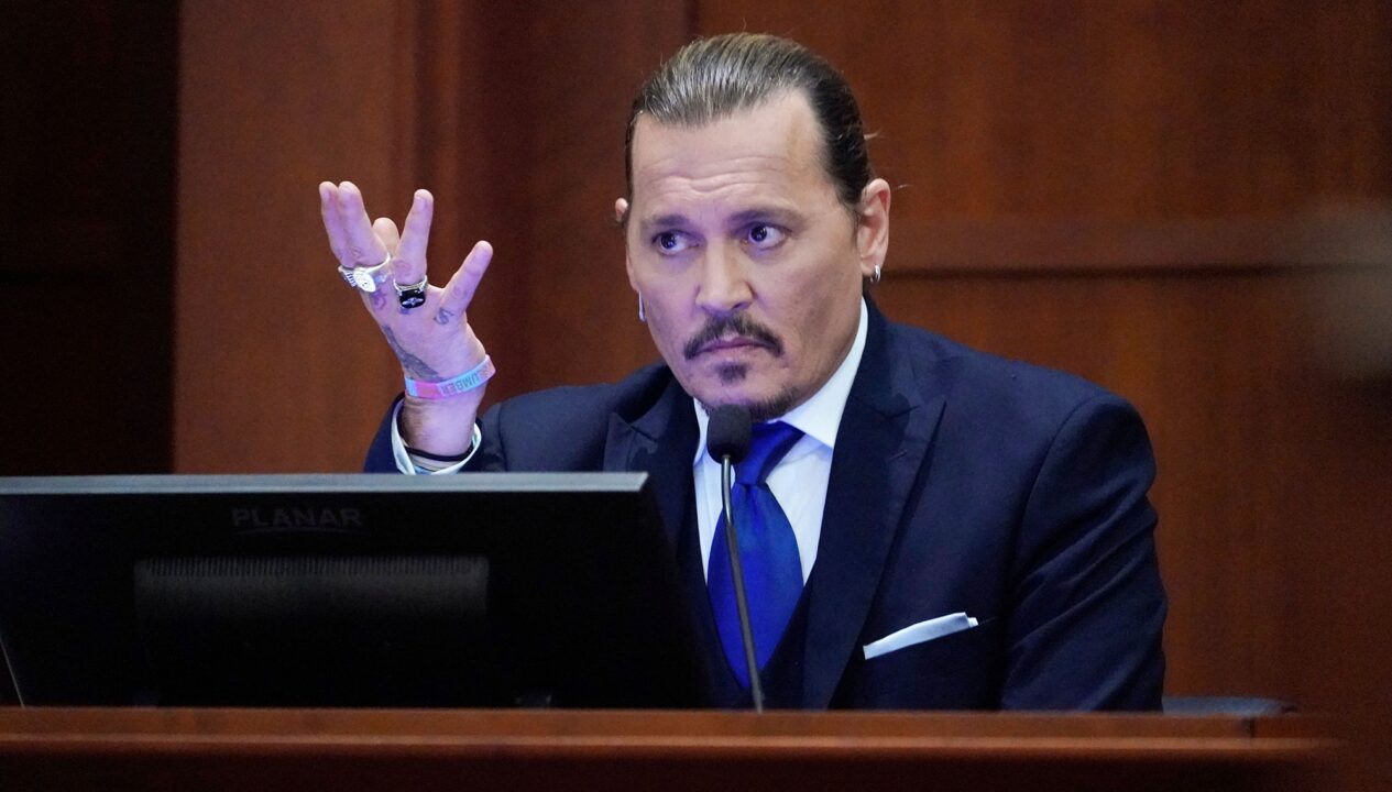 Johnny Depp e la colazione preparata ai fan appostati fuori dal tribunale: “Waffle per tutti”