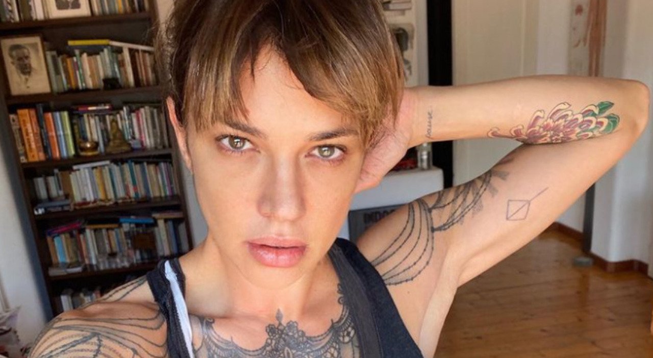 Asia Argento festeggia un anno di sobrietà: “Con l’alcool avevo toccato il fondo”