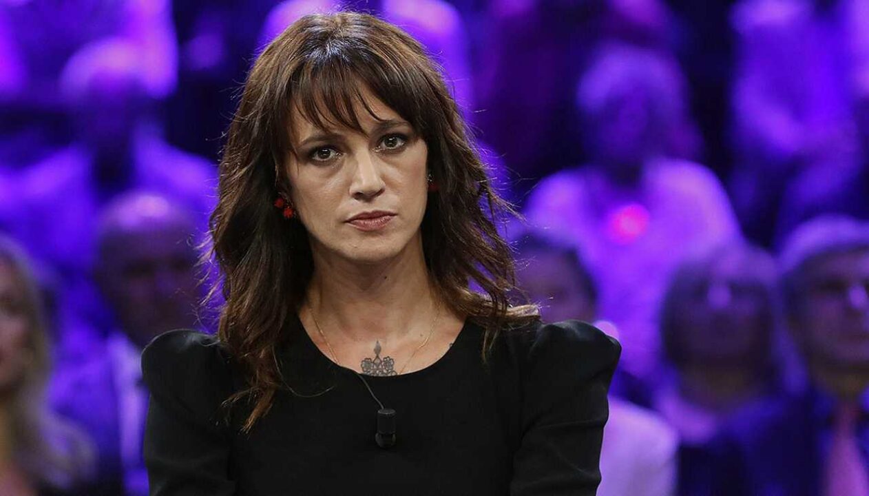 Asia Argento e lo scatto social hot, nuda nella vasca da bagno: il riflesso dell’acqua rivela dettagli molto intimi [FOTO]