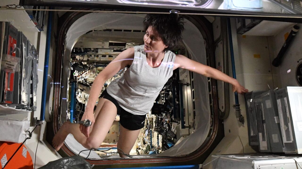 Samantha Cristoforetti e il cosplay di Sandra Bullock: così l’astronauta imita Gravity
