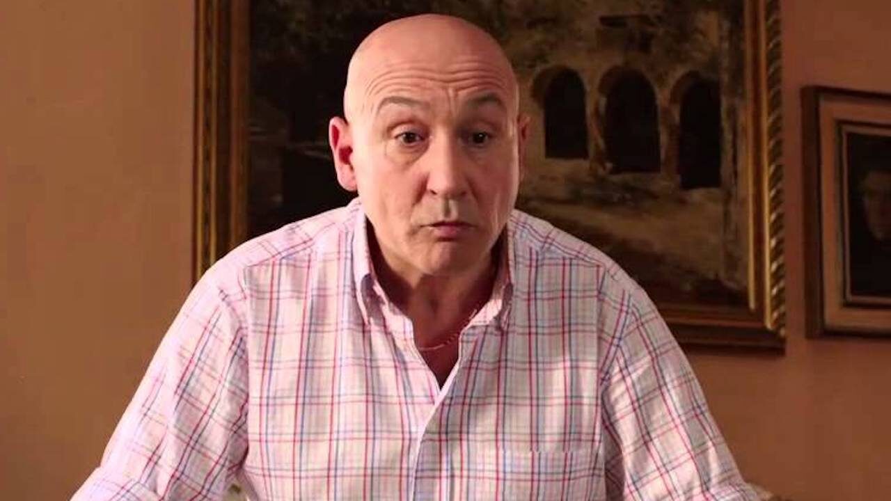 Maurizio Battista e la sua malattia subdola ed esasperante: “mi fa sentire rumori che non esistono”