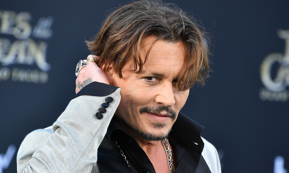 Johnny Depp in veste di Uomo della Luna agli MTV VMA 2022 spiega la sua (imbarazzante) apparizione: “avevo bisogno di lavorare”