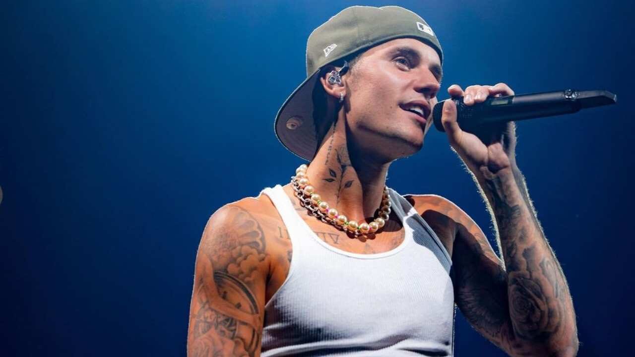 Justin Bieber, la sindrome di Ramsay Hunt gli paralizza il volto e lui si appella ai fan: “Pregate per me”