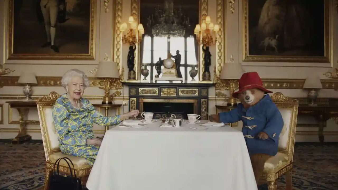 La regina Elisabetta svela il suo “segreto” a Paddington in un sorprendente video. L’apertura del giubileo non poteva essere più cool!