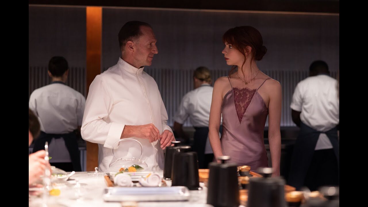 The Menu: Anya Taylor-Joy a cena da Ralph Fiennes nel trailer del film