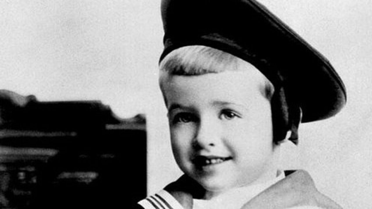L’avete riconosciuto? Sapeva volare, fu un valoroso soldato in guerra ed è sul podio fra le più grandi star della storia del cinema
