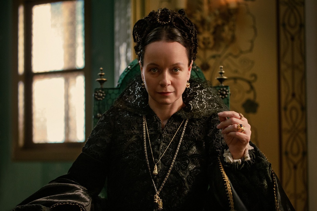 The Serpent Queen: Samantha Morton è Caterina de’ Medici nelle prime immagini della serie