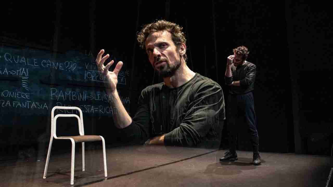 Francesco Montanari porta a teatro Platone… in jeans e camicia! Tutti i dettagli del “suo” processo a Socrate