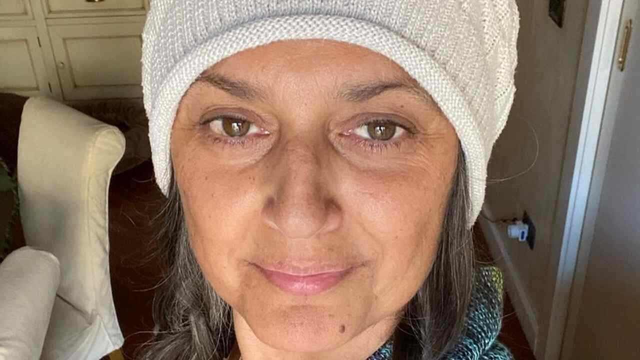 Rosita Celentano celebra il body positive con una foto di sé in versione naturale e ritoccata: “Regalatevi una vecchiaia serena”