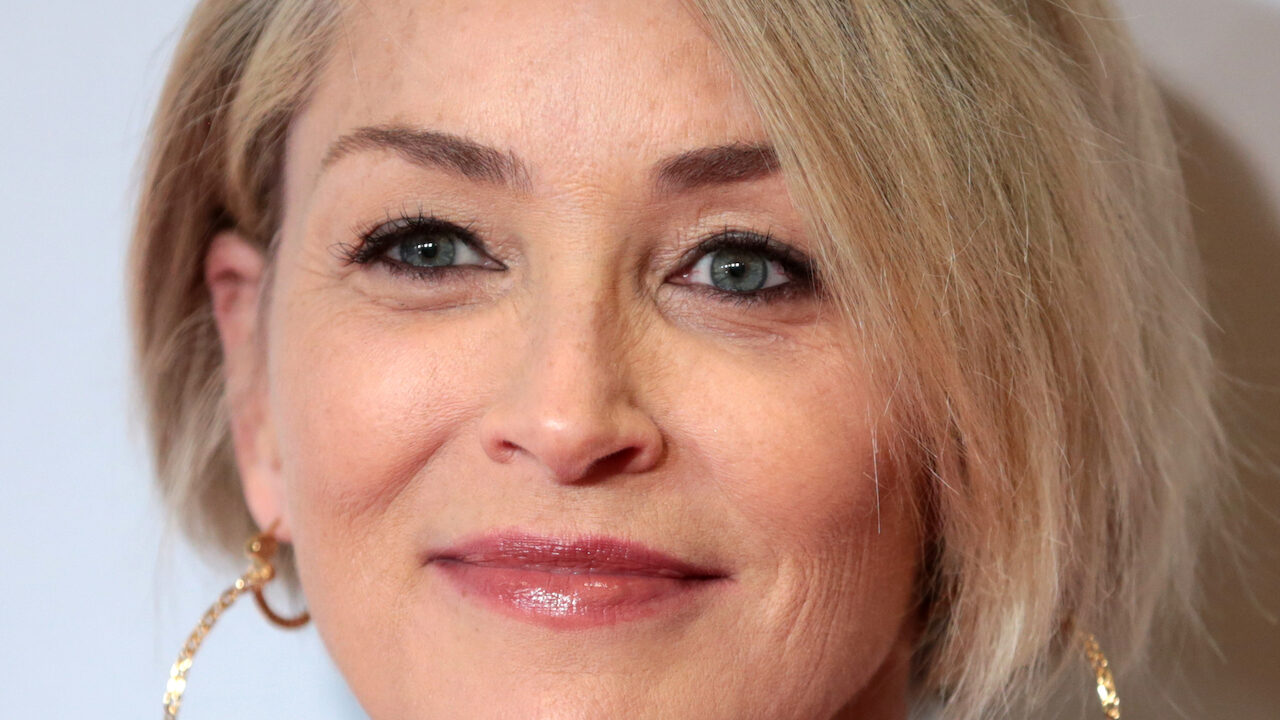 Sharon Stone si mostra in topless a 64 anni e celebra il bodyloving [FOTO]