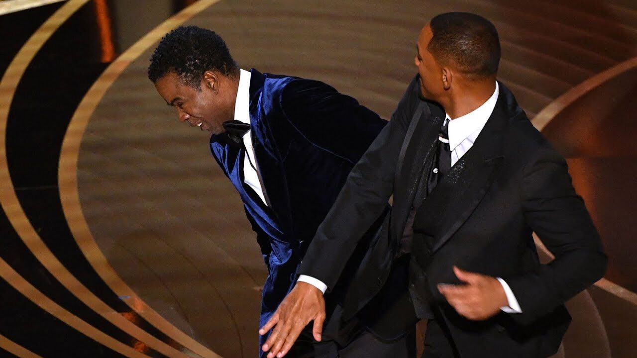 Will Smith rompe il silenzio sullo schiaffo a Chris Rock agli Oscar 2022: “Sono pentito. Lui si rifiuta ancora di parlare con me”