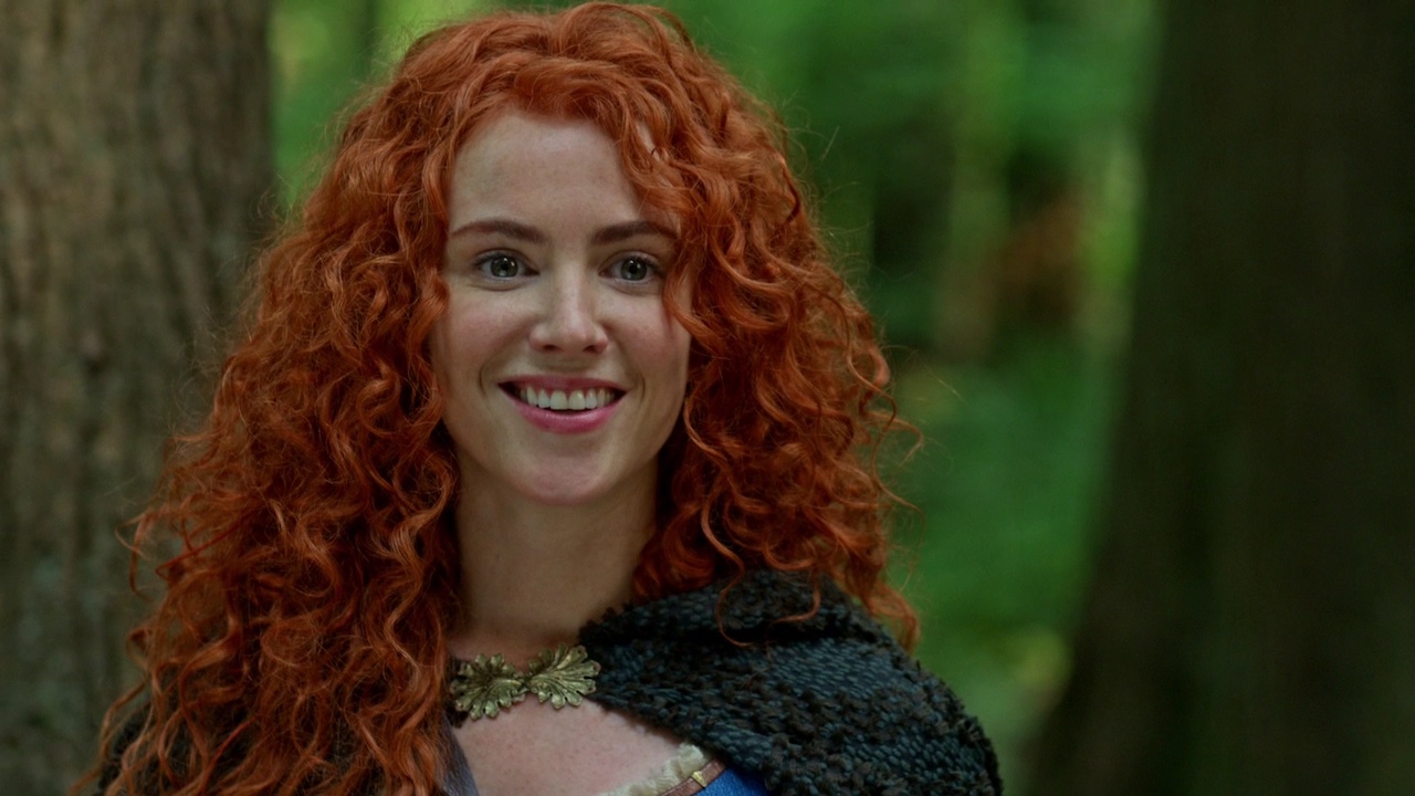 Amy Manson attori costretti a portare parrucca in serie tv Cinematographe.it