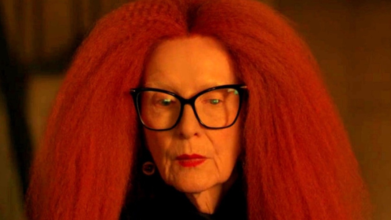 Frances Conroy attori costretti a portare parrucca in serie tv Cinematographe.it