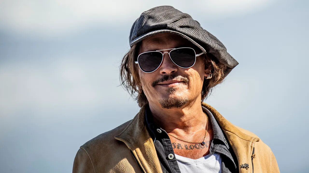 Johnny Depp è Re Luigi XV in un suggestivo scatto di Jeanne du Barry