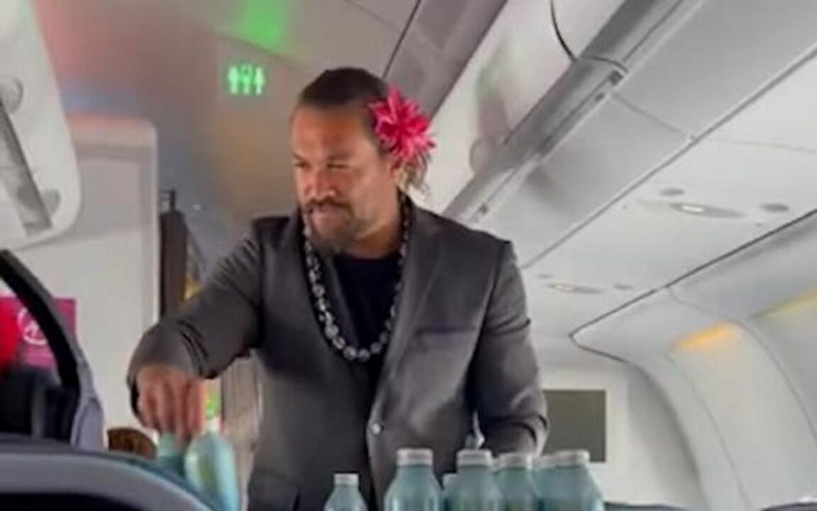 Jason Momoa sorprende i passeggeri in volo, il VIDEO è pazzesco!