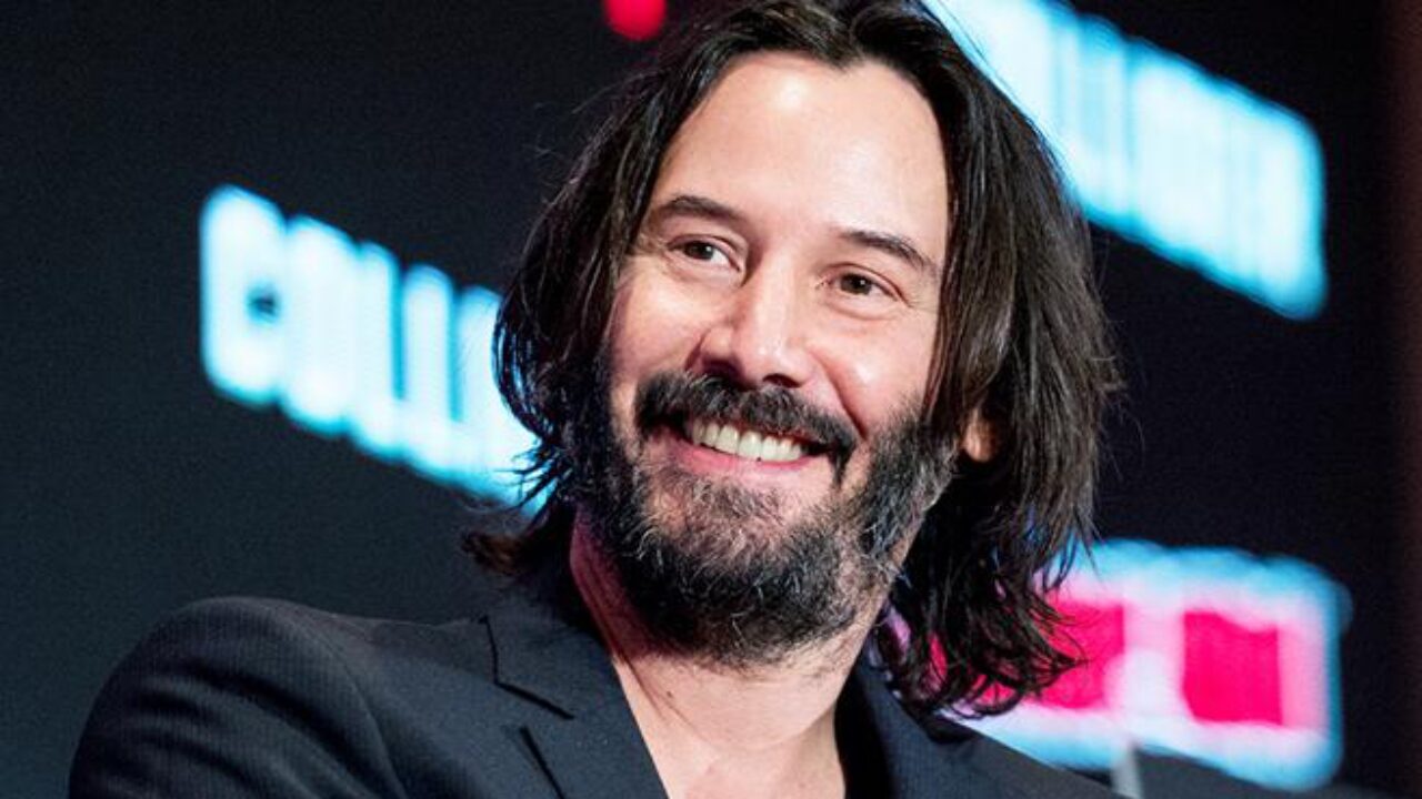 Keanu Reeves partecipa a sorpresa al matrimonio di due sconosciuti: le foto con gli sposi fanno il giro del web!