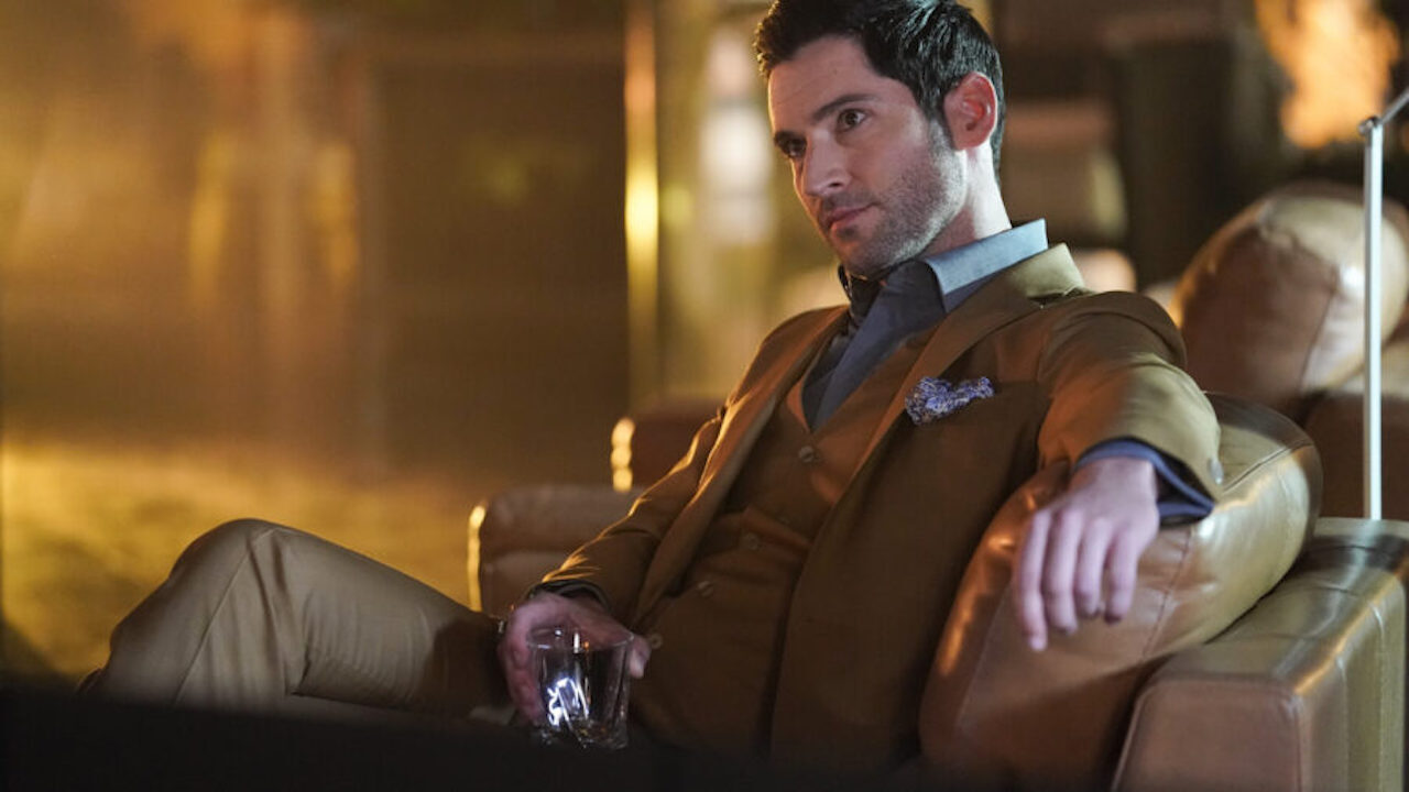 Da Tom Ellis a Jason Momoa, i 10 attori più sexy delle serie TV